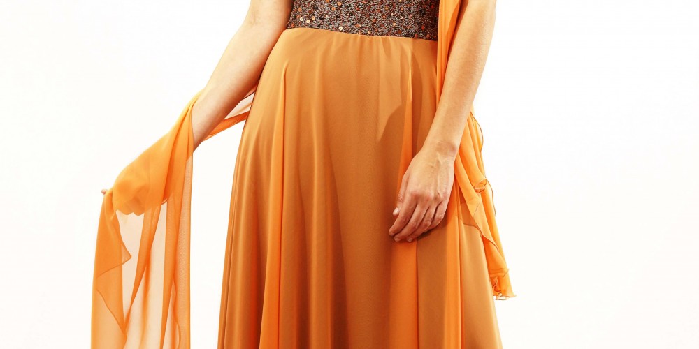 Vestido palabra de honor naranja con lentejuelas.