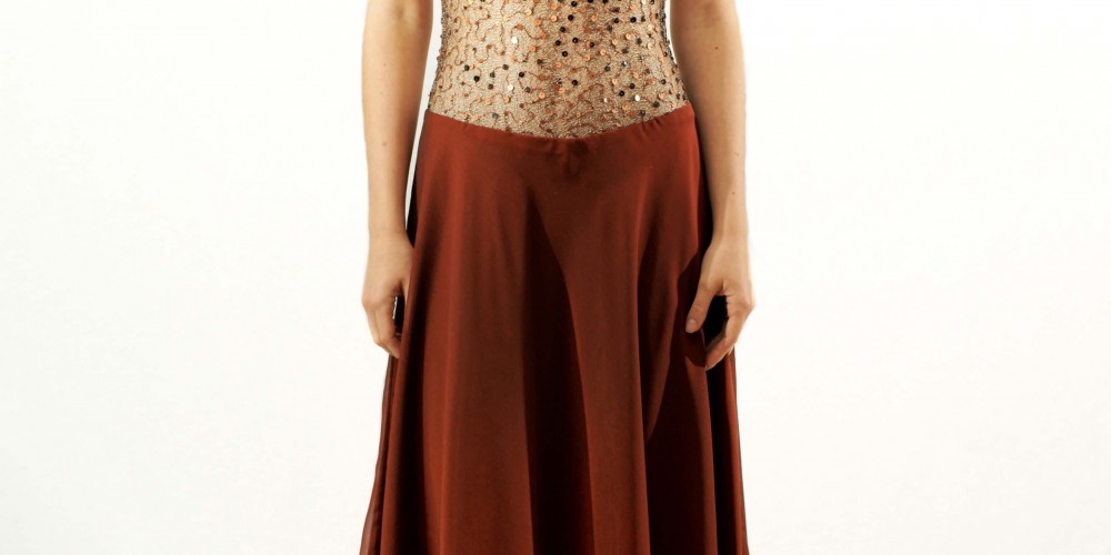 Vestido de fiesta largo chocolate con cuerpo en paillettes