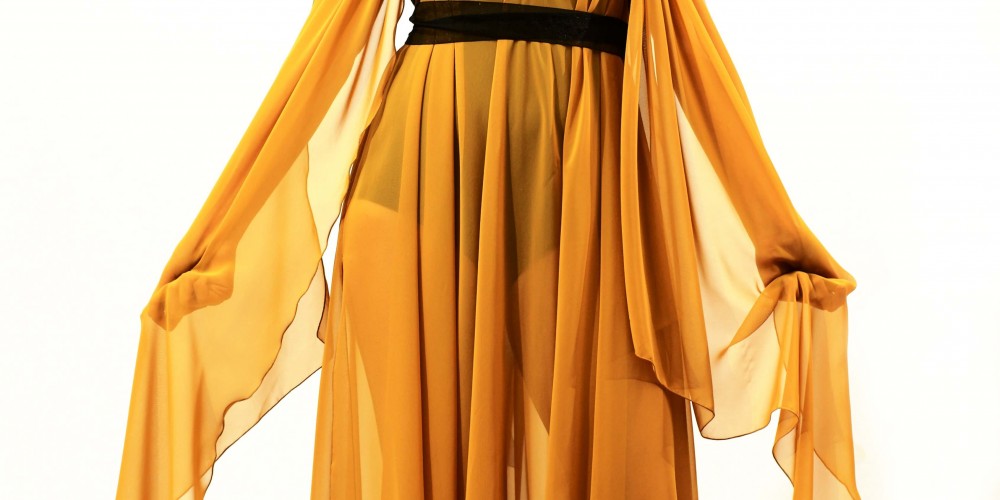 Vestido largo de gasa mostaza