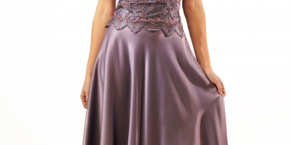 Conjunto de top y falda corta malva de tirantes en encaje y seda