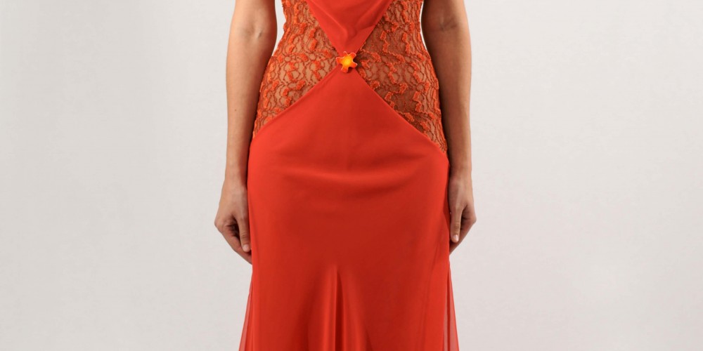 Vestido largo de gasa y encaje de color naranja