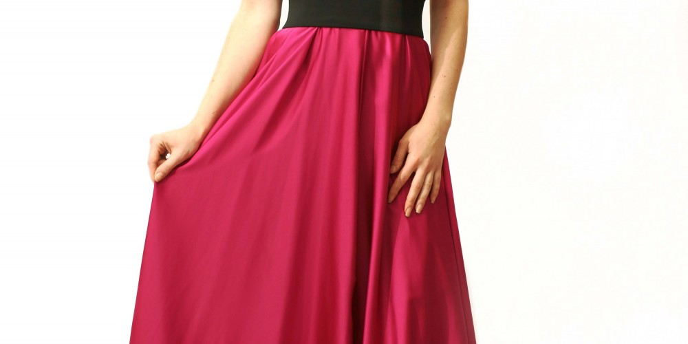 Vestido largo con escote en V de satén de color rosa fucsia