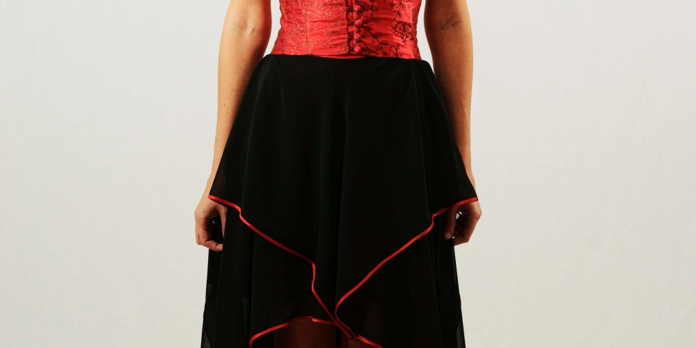 Conjunto de dos piezas con corpiño drapeado y falda de tul negra