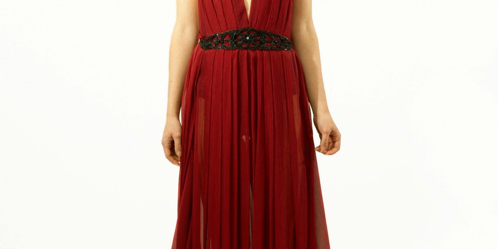 Vestido plisado color burdeos con cinturón negro