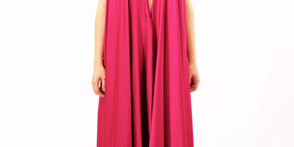 Vestido largo de raso rosa con escote en pico
