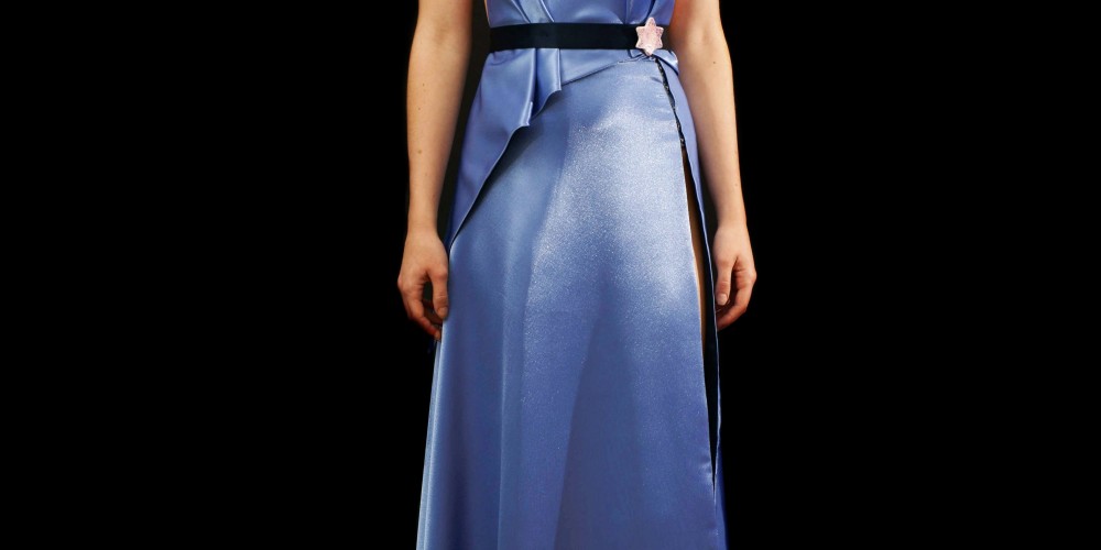 Conjunto de top y falda de raso de seda azul cielo con cinturón