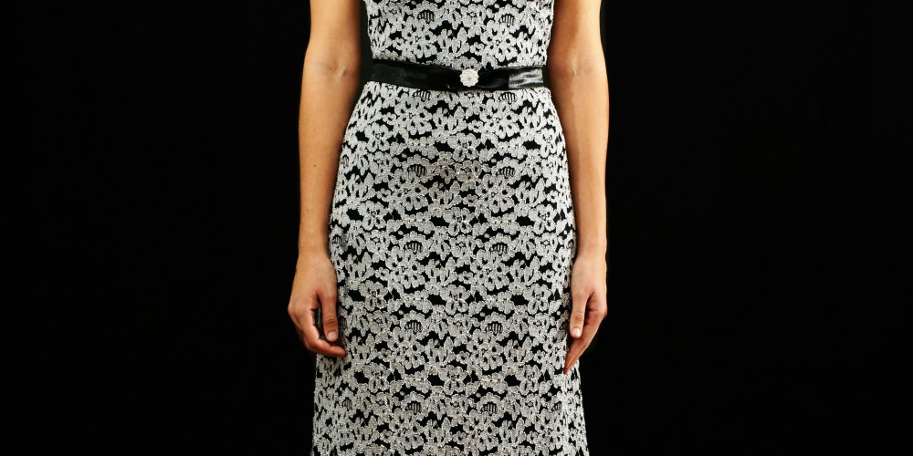 Vestido de fiesta palabra de honor, de encaje blanco y negro