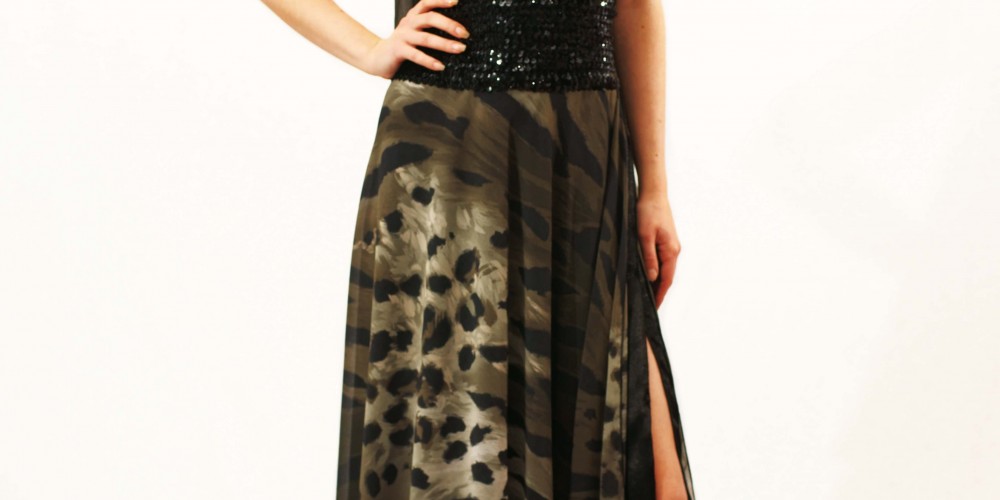 Vestido largo con estampado felino, cuerpo de lentejuelas negras