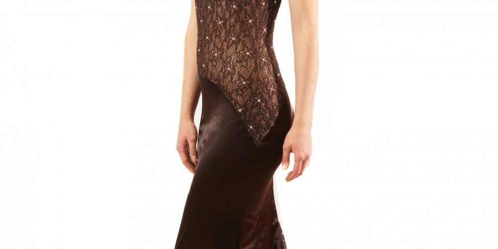 Vestido largo de raso marrón con transparencias