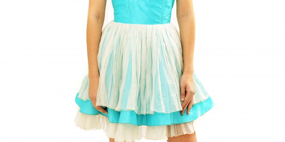 Vestido de seda salvaje azul y organza plisada blanca