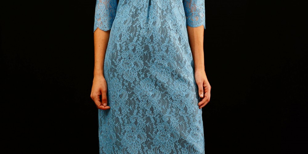 Vestido de encaje azul cielo con manga francesa