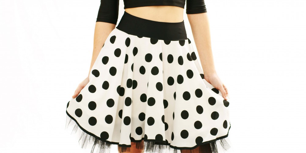 Falda de vuelo de lunares negros con can can