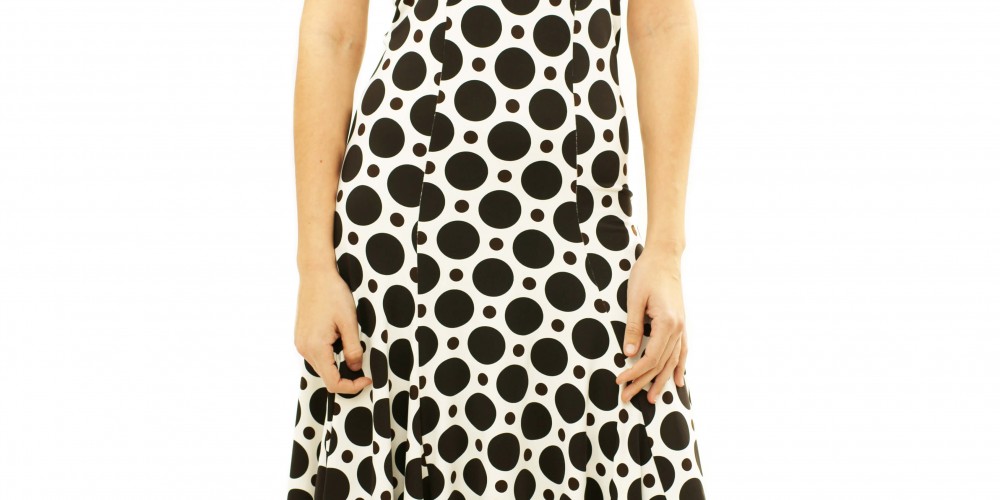 Vestido de lunares con escote palabra de honor blanco y negro