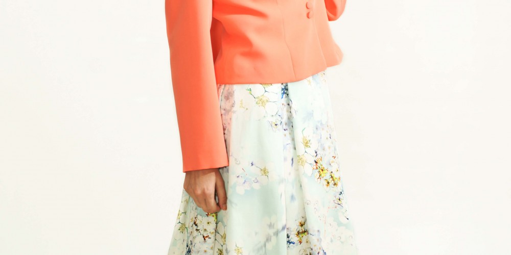 Blazer con solapas de color coral con cierre de botones