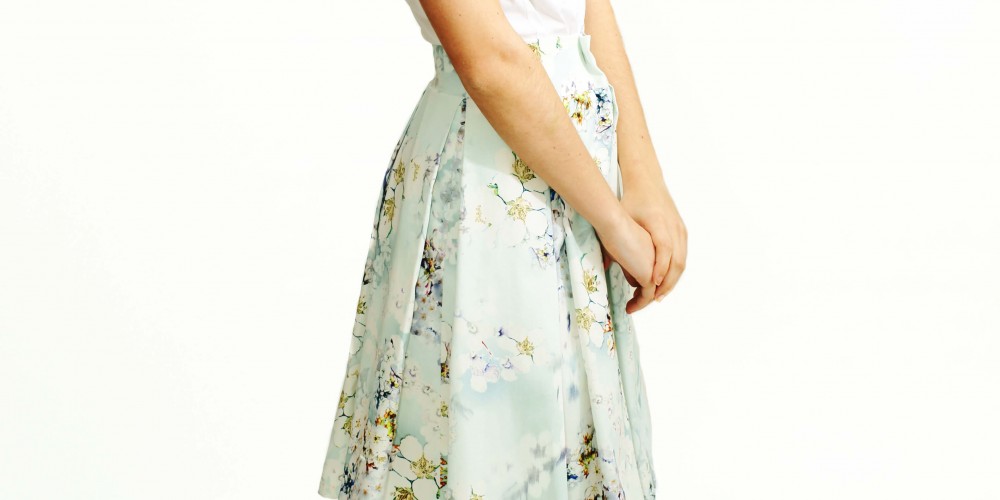 Falda de tablas de estampado floral.