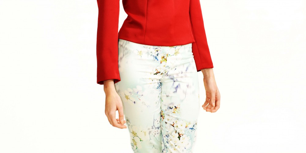 Pantalón pitillo estampado floral.