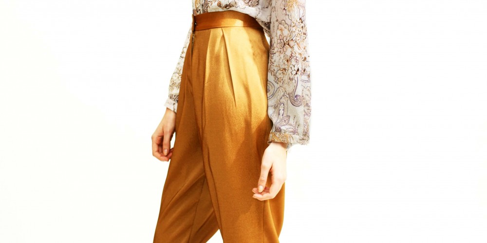 Pantalón de crepé dorado suelto tobillero.