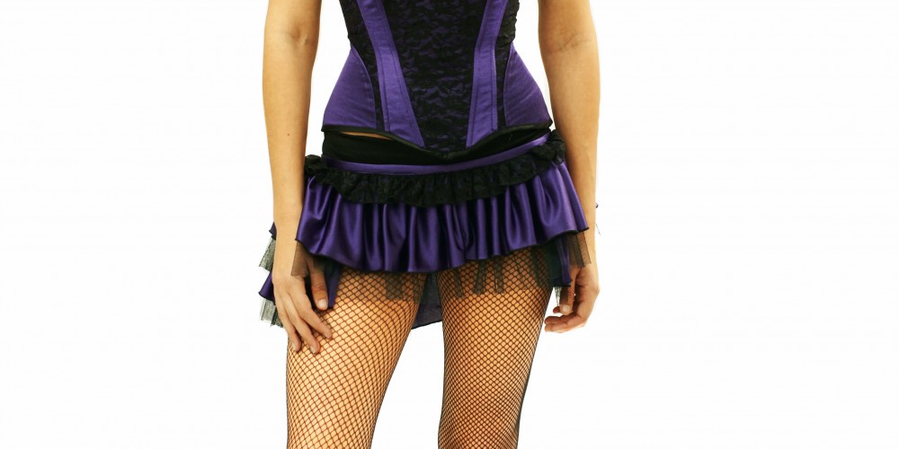 Conjunto de corsé, falda y braguita en raso de color morado